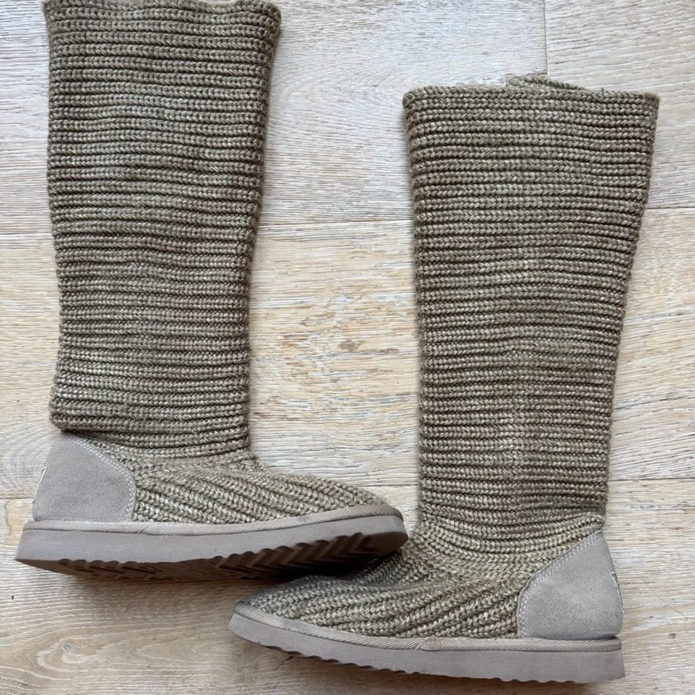 🔥UGG sz 7🔥CLASSIC CARDY SWEATER boots TAN price firm!